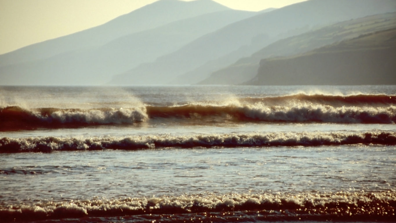 beach-with-waves-at-sunset-4563730