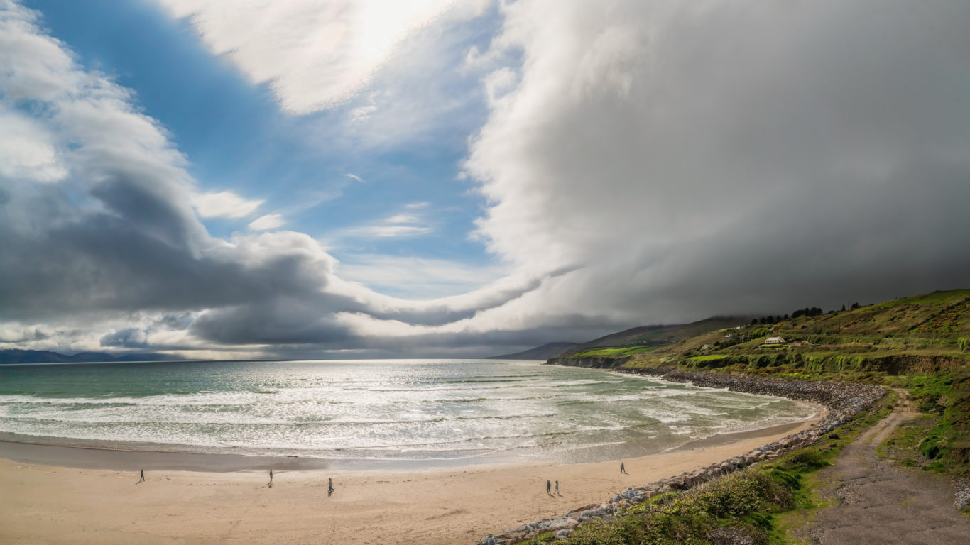 blue-flag-inch-beach-on-daingean-bay-on-the-dingle-peninsula-236214519