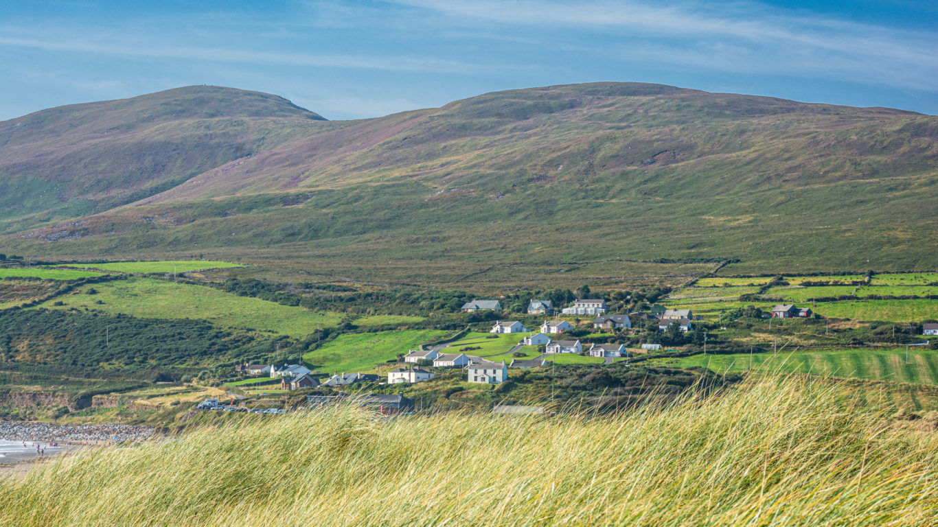 landscape-around-inch-beach-in-the-dingle-peninsula-ireland-europe-235631627